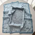 Foulard di seta azzurro a fiori con linee disegnate a mano e finitura satinata - Celeste