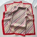 Primer plano del diseño sedoso de ondas en el elegante pañuelo cuadrado rojo - Rojo
