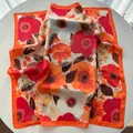 Vierkante zijden sjaal met grote rode klaproosprint en een oranje afgewerkte rand - Groot Vierkant / 65x65cm / Oranjerood
