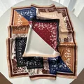 Detailansicht eines quadratischen Seidenschals mit Vintage-Paisley-Muster und Geometrie - Dunkelrot