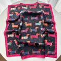Dettaglio del foulard in seta con stampa bassotto, finitura satinata e bordi blu rosa - Nero