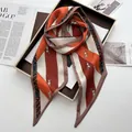 Sciarpa twilly in seta stile retrò francese con strisce arancioni e stampa cavalli - Rosso Arancio