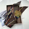 Eleganter Seidenschal im Twilly-Stil mit bunten geometrischen Mustern und Blumenmotiven - Kaffeebraun