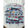 Foulard in seta celeste con cani bassotti che indossano maglioni colorati - Blu