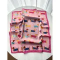 Foulard quadrato in seta rosa con stampe di bassotto e morbida finitura satinata - Rosa