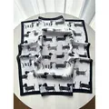 Elegante foulard in seta con stampa bassotto bianco e nero su un tavolo bianco - Bianco