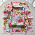 Detailansicht eines Seidenquadrats mit buntem Obst- und tropischem Blattmuster-Print - 65x65cm / Rosa
