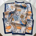 Elegante sciarpa in seta a fiori blu e bianchi, morbido foulard quadrato da donna - Blu