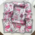 Foulard retrò in seta con grandi fiori rosa e bordo grigio dalla finitura satinata - Grigio