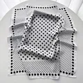Elegante foulard quadrato in seta bianca con motivo a pois neri e finitura satinata - 65cmx65cm / Bianco