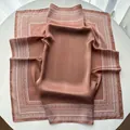 Eleganter staubrosa Satin-Schal mit Paisley-Muster und weißer geometrischer Borte - Kaffeebraun