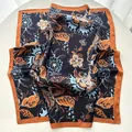 Foulard quadrato in seta blu scuro con motivi floreali arancioni e bordi in raso - Nero