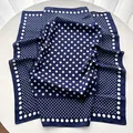 Foulard in seta blu navy a pois bianchi con elegante bordo geometrico decorato - 65cmx65cm / Blu