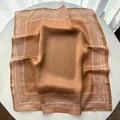 Goldenes Seidensatin-Vierecktuch mit Paisley-Muster im Vintage-Stil für Damen - Karamell