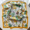 Foulard quadrato in raso di seta con stampe floreali vintage in giallo e viola - Giallo