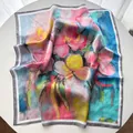 Primer plano detallado del pañuelo de seda con estampado floral de óleo y bordes - Gris