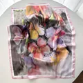 Vista detallada de un pañuelo de seda floral con bordes rosas enrollados y estampado acuarela - Rosa