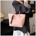 Sac fourre-tout rose avec texture litchi et détail foulard porté à l'épaule pour femme - Avec Pendentif / Rose