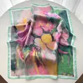 Detalle de pañuelo de seda con estampado floral al óleo y bordes en color verde menta - Verde