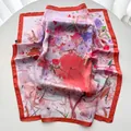 Détail du foulard en soie à fleurs roses avec bordure contrastée rouge vif élégante - Rouge