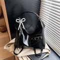 Mochila hobo negra brillante para mujer con lazo de perlas y correas convertibles - Bolso Individual / Negro