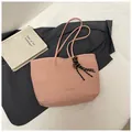 Vista superior de bolso tote de cuero granulado rosa con asas largas y colgante de nudo - Rosa