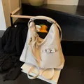 Bolso geométrico blanco crema con acabado brillante y adorno de perlas blancas - Bolso Individual / Blanco