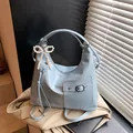 Bolso tote azul claro de cuero sintético con lazo de perlas y detalle de borla - Bolso Individual / Azul
