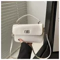Dettaglio borsa a tracolla bianco crema in pelle PU con chiusura a scatto in metallo - Beige