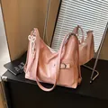 Bolso de hombro en cuero sintético rosa brillante con lazo de perlas y borla - Bolso Individual / Rosa