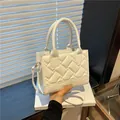 Witte gewatteerde vierkante crossbodytas met modieuze belettering en metalen beslag - Wit