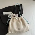 Sac fourre-tout en paille beige avec nœud en dentelle et anses en cuir bleu clair - Bleu