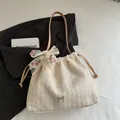 Sac seau en paille crème avec broderie rose, nœud en dentelle et anse marron - Kaki