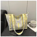 Grande borsa tote in tela a righe verticali gialle e azzurre con ampi manici morbidi - Giallo