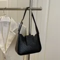 Sac sous le bras français noir à texture tressée avec boucle dorée et bandoulière - Noir