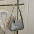 Sac hobo argenté à texture tissée et rabat magnétique au style élégant français - Gris