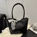 Bolso tote negro con logo dorado FASHION BAG y lazo de encaje blanco decorativo - Negro