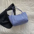 Borsa tote in tela a righe blu e bianche con spallacci e tasca frontale per donna - Blu