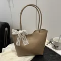 Bolso tote de cuero caqui elegante con lazo de encaje blanco y detalles dorados - Caqui