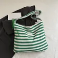 Borsa tote in tela a righe bianche e verdi con nastro di pizzo per il pendolarismo quotidiano - Verde