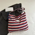 Borsa tote in maglia a righe orizzontali rosse, bianche e blu per donna - Blu