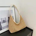 Χακί πλεκτή ψάθινη τσάντα hobo με κρεμ δερμάτινο λουράκι σε μινιμαλιστικό σκηνικό - Λευκό