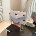 Sac bandoulière en velours gris avec matelassage losange, imprimé nœud et chaîne dorée - Gris avec Noeud