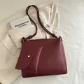 Minimalistisches weinrotes Beuteltaschen-Set mit passender kleiner Tasche und Trägern - Rot