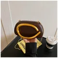 Vista detallada del bolso de mano marrón oscuro con asa de anillo metálico dorado y cadena - Marrón