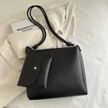 Zweiteilige schwarze Bucket Bag aus PU-Leder mit kleinem Etui und geknoteten Schultergurten - Schwarz