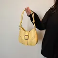Bolso hobo retro amarillo claro con hebilla plateada y detalles de ojales metálicos - Amarillo