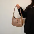 Bolso hobo marrón camello en piel sintética con correa de nudo y detalles de ojal - Caqui