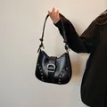 Elegante bolso de hombro negro vintage con hebilla plateada y ojales metálicos - Negro