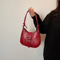Retro rote Unterarmtasche aus mattem Leder mit silbernen Metallschnallen und Ösen - Rot